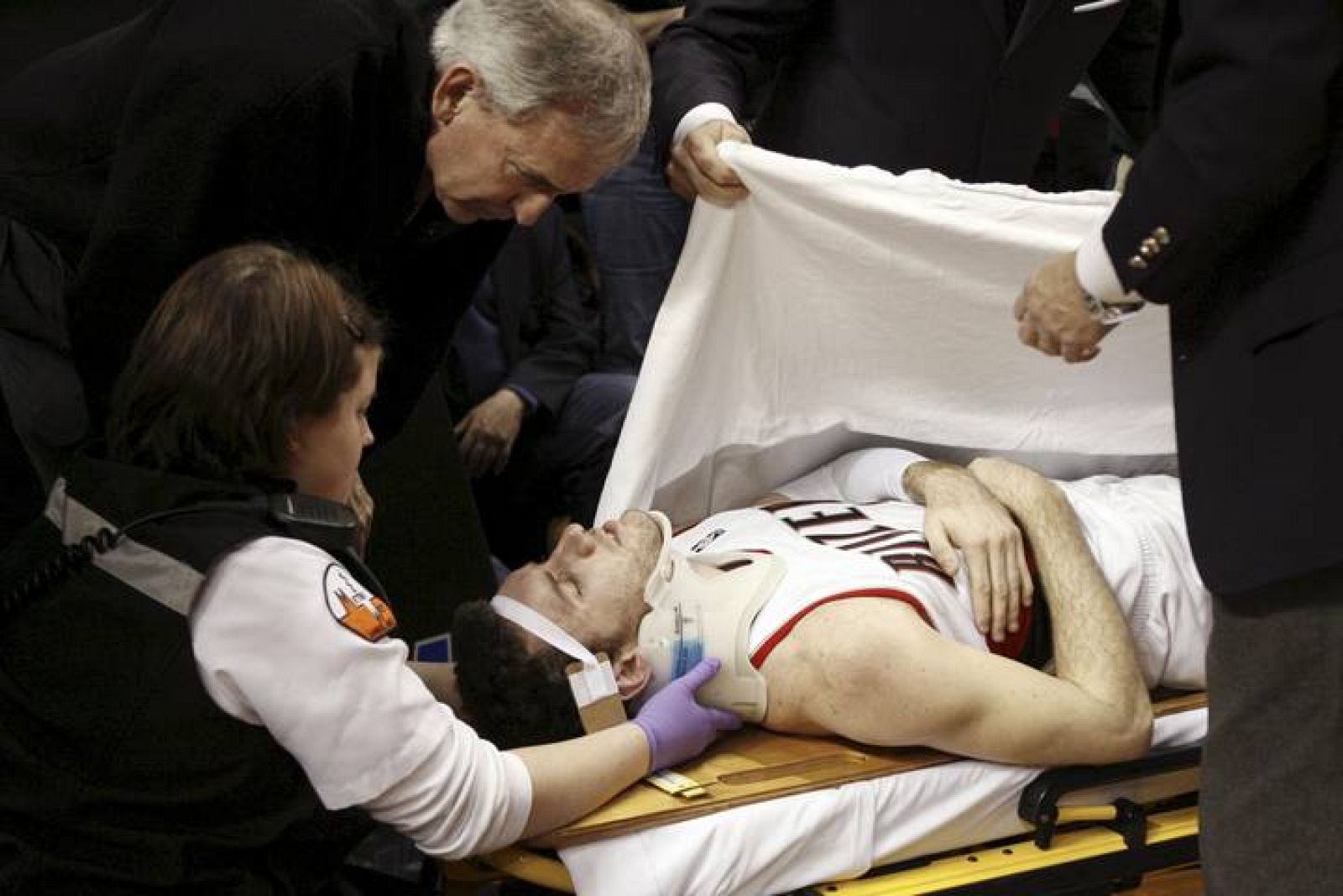 Rudy Fernández abandonó el campo en camilla y con collarín después de haber estado diez minutos en el suelo tras sufrir un golpe intencionado de Trevor Ariza.