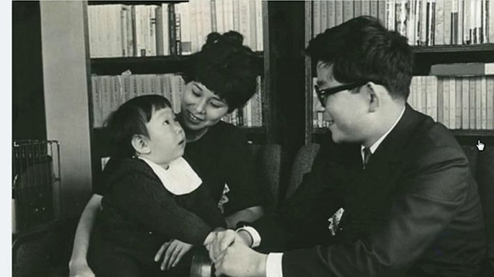 Telediario 1 - La historia del escritor japonés Kenzaburo se vuelve viral