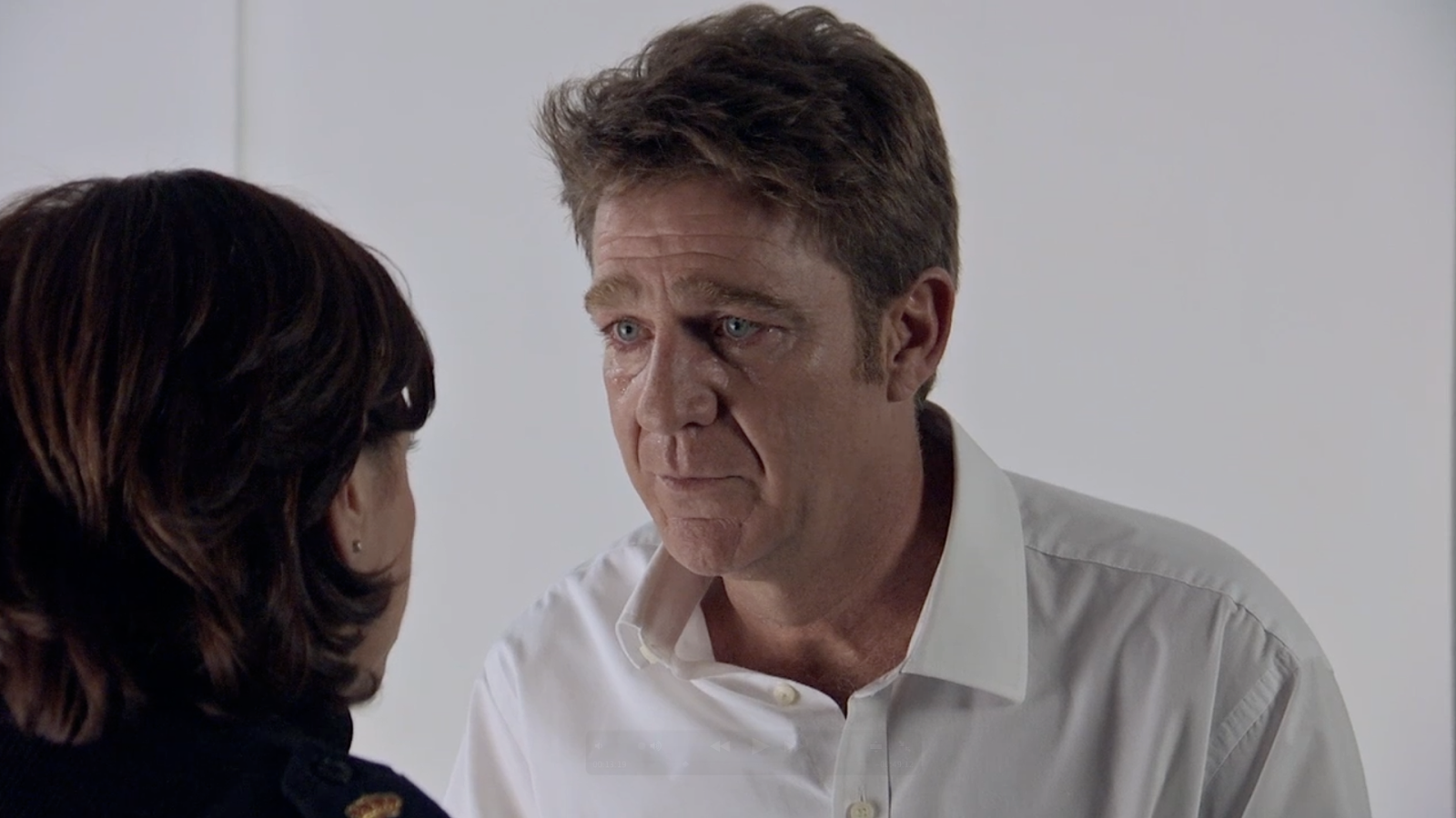 Servir y Proteger - Bremón amanece al lado de una chica muerta