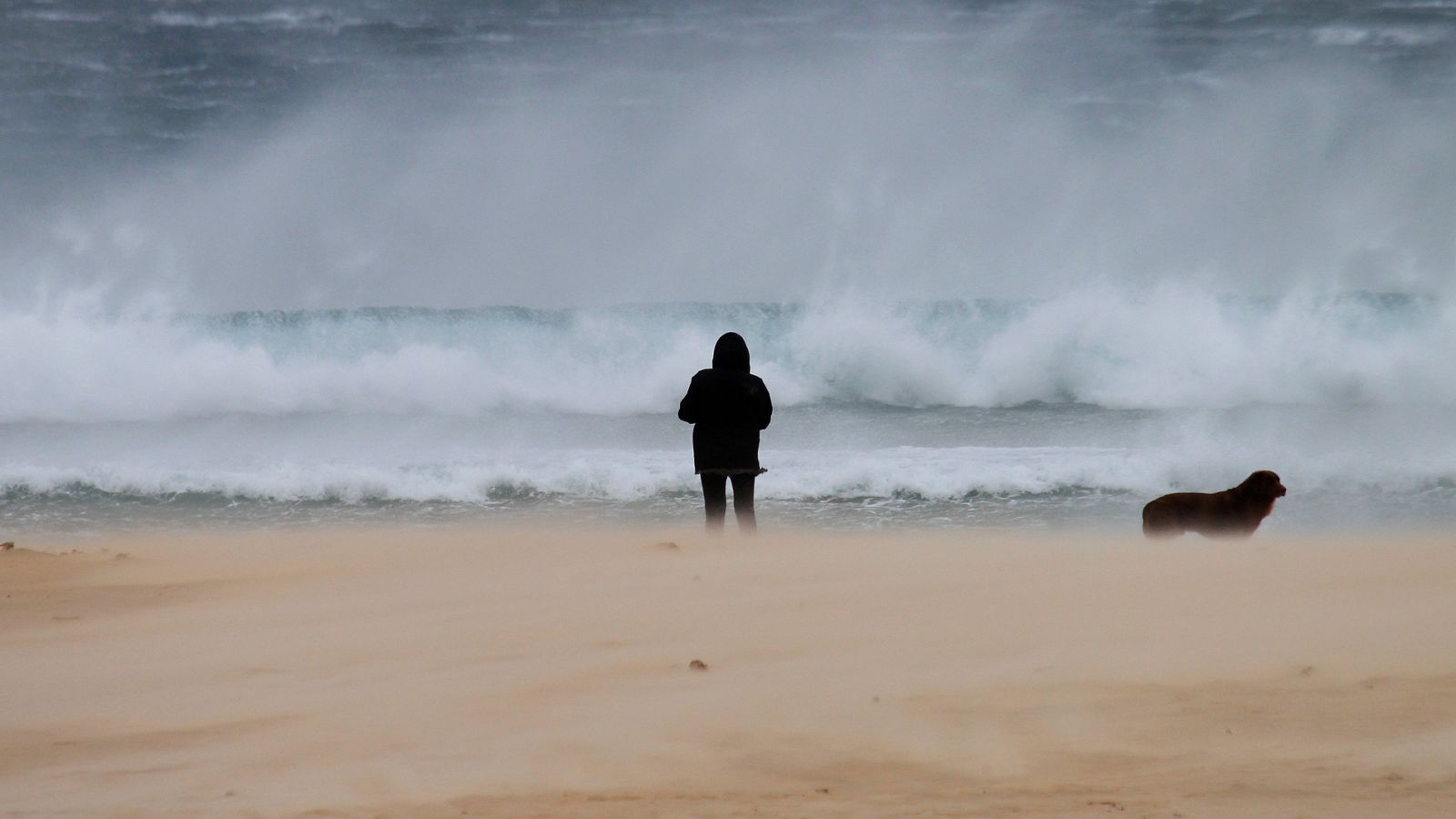El temporal de viento, lluvia y nieve pone en alerta a Canarias y la costa andaluza