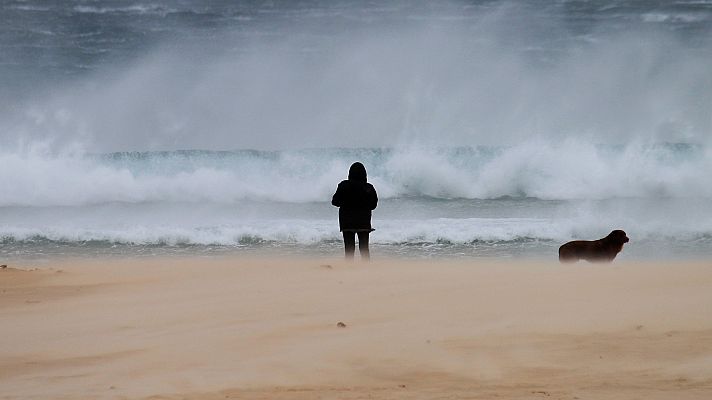 Telediario 1 - El temporal de viento, lluvia y nieve pone en alerta a Canarias y la costa andaluza