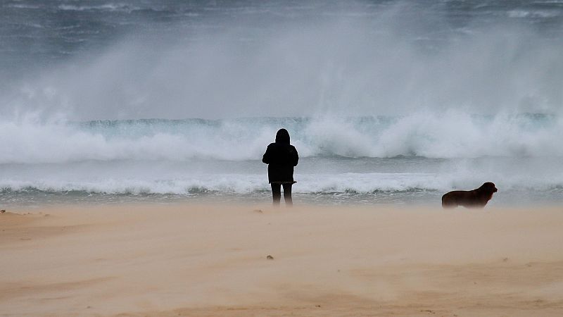 El temporal de viento, lluvia y nieve pone en alerta a Canarias y la costa andaluza