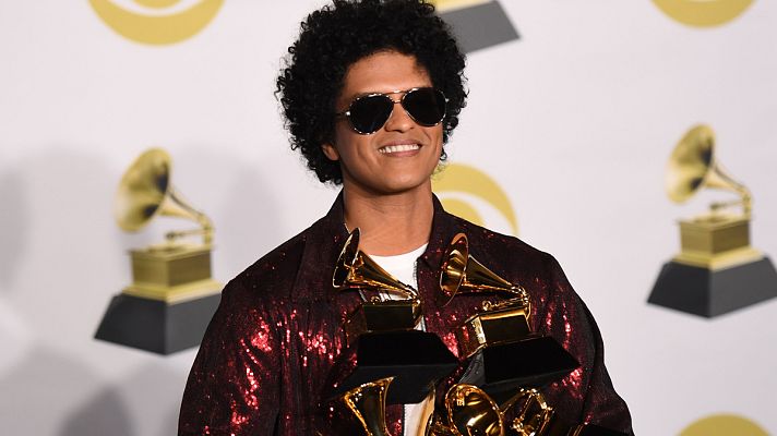 Telediario 1 - Bruno Mars hace magia y arrasa con los seis Grammy a los que optaba