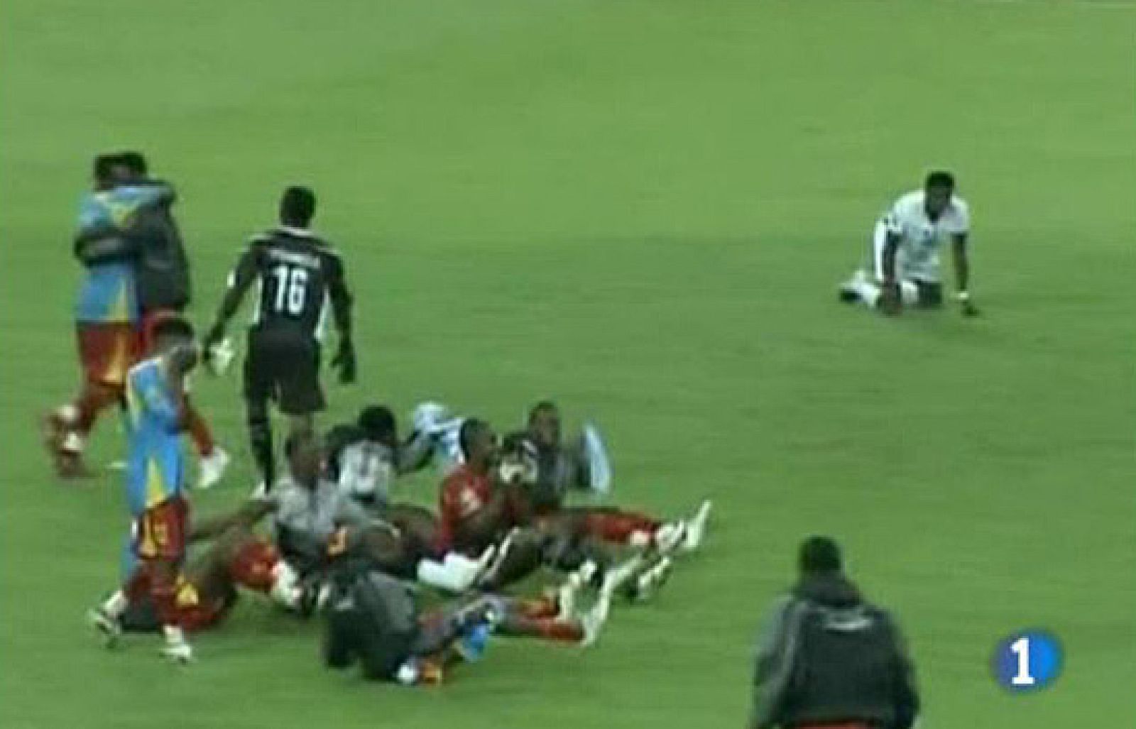 Una celebración muy particular de un equipo africano de fútbol.