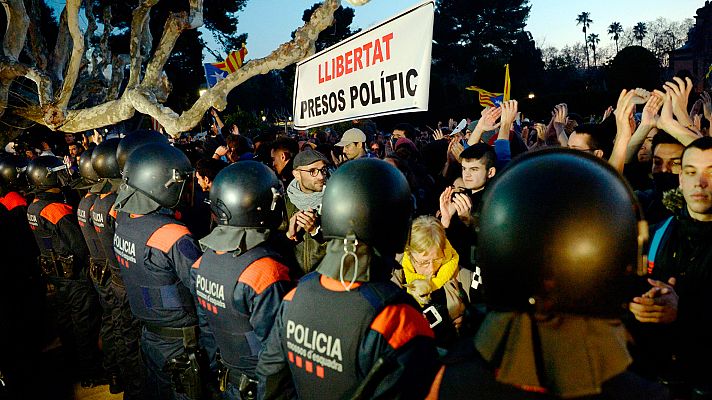 Informativo 24h - Tensión en los accesos al Parlament con enfrentamientos entre algunos manifestantes y los Mossos