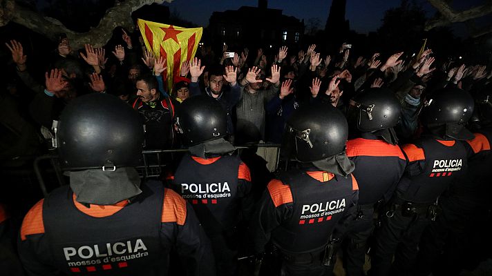 Telediario 1 - Manifestantes independentistas rompen el cordón policial del Parlament y exigen la investidura de Puigdemont