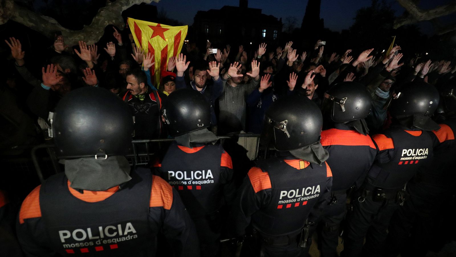 Manifestantes independentistas rompen el cordón policial del Parlament y exigen la investidura de Puigdemont