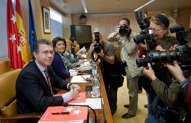 Granados acusa a la oposición de "mentir, insidiar, insultar y calumniar" en la comisión de investigación.