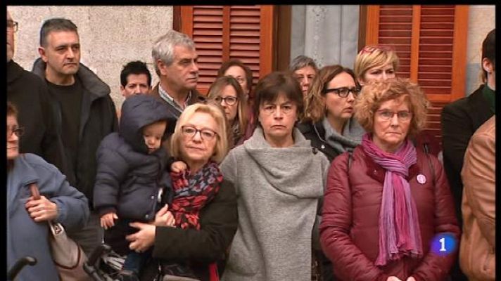 Informatiu Balear - Minut de silenci per la dona agredida pel seu marit