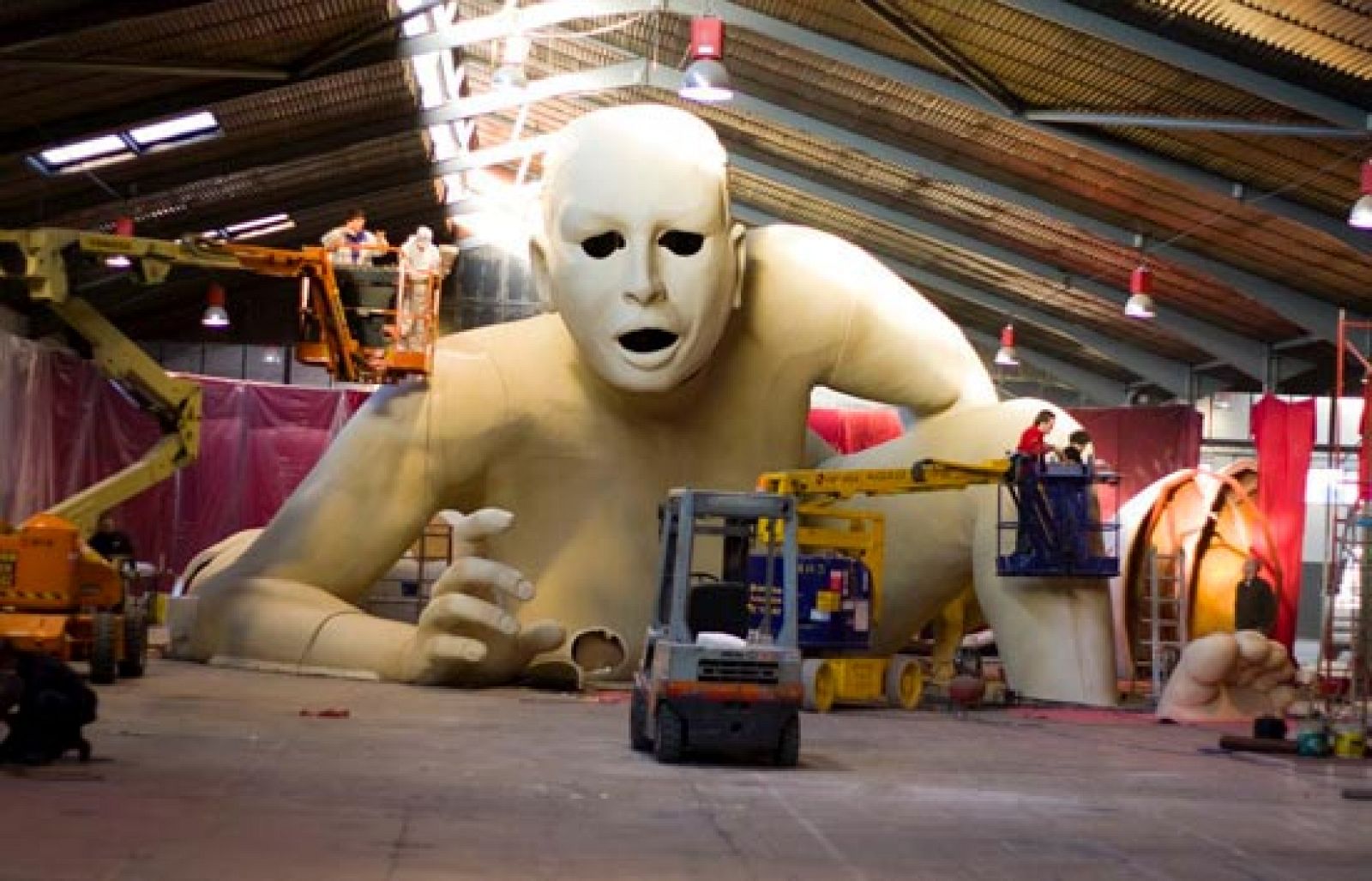 Una espectacular figura de mujer de 17 metros de altura protagonista del nuevo montaje de La Fura | Ver