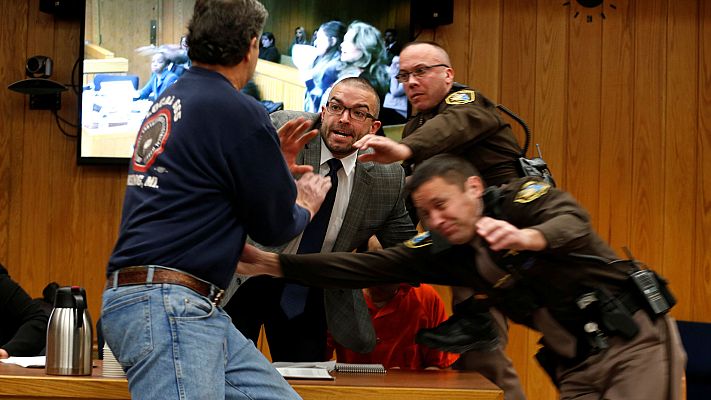 Telediario 1 - El padre de tres víctimas de Nassar intenta agredir al exmédico en el juicio