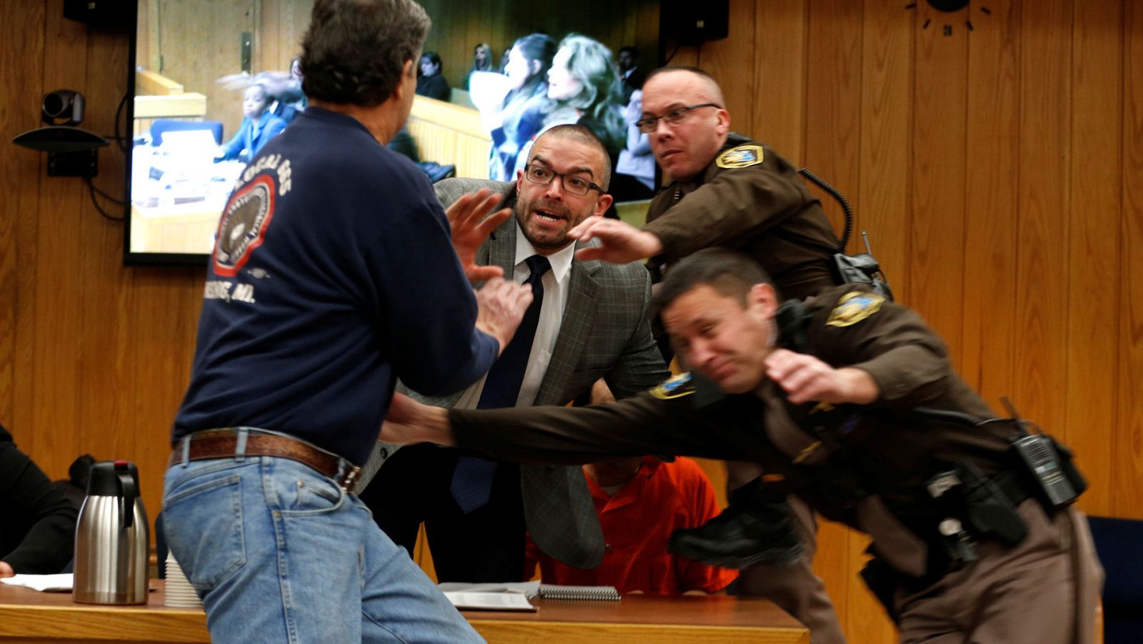 El padre de tres víctimas de Nassar intenta agredir al exmédico en el juicio