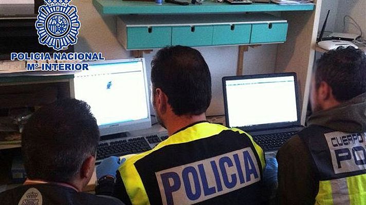 Telediario 1 - La Policía Nacional detiene a 40 personas por intercambiar material pedófilo en internet