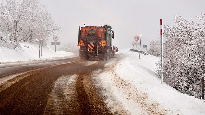 Los desayunos - La nieve dificulta la circulación en más de 300 carreteras