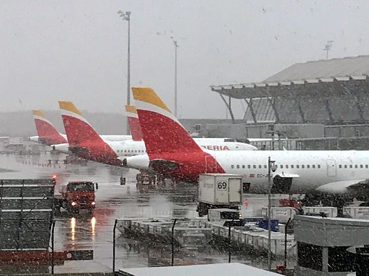  - El temporal de nieve obliga a cancelar 42 vuelos y afecta a casi 400 carreteras españolas