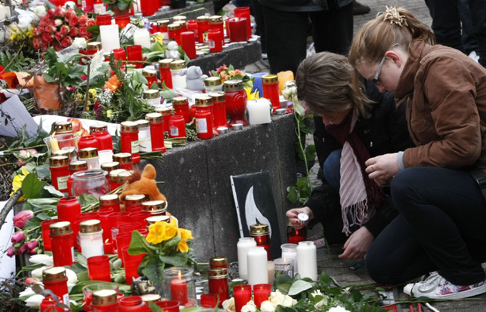 Bínenden sigue conmocionada por la matanza que perpetró ayer un joven de 17 años | Ver