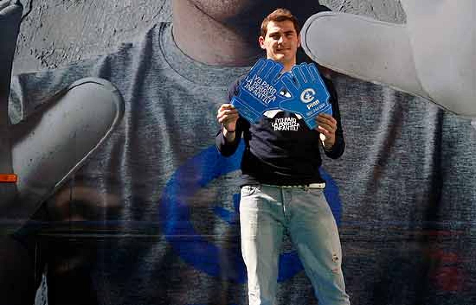 Tras la contundente derrota de Liverpool, Casillas entona el 'mea culpa', aunque matiza que fue todo el equipo el que no estuvo a la altura. No así Heinze e Higuaín, que prefirieron descargar responsabilidades.