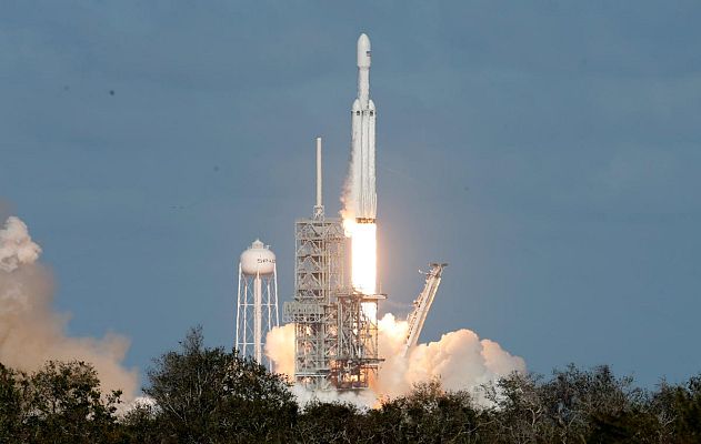 Telediario 1 - El supercohete Falcon Heavy inicia su primer vuelo