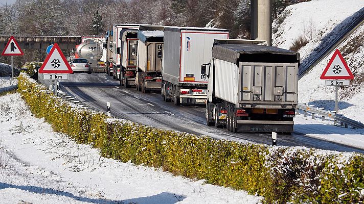 Telediario 1 - Las nevadas complican el tráfico ferroviario y dejan restricciones en las carreteras del norte peninsular