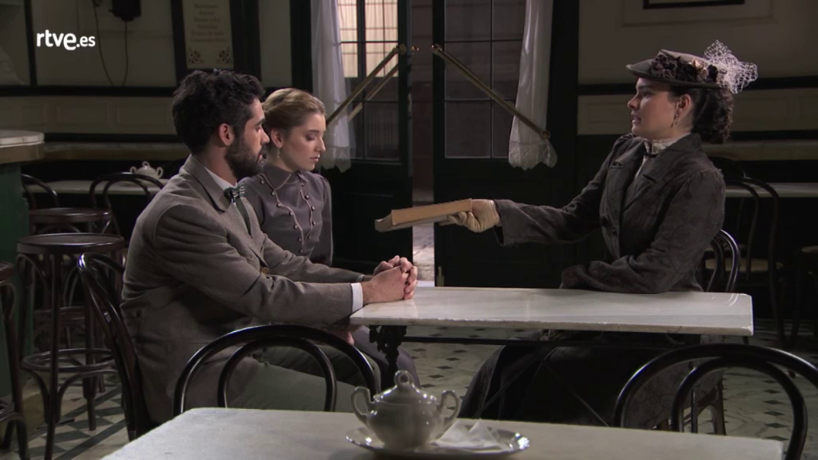 Acacias 38 - Leonor ayuda a Íñigo y Flora