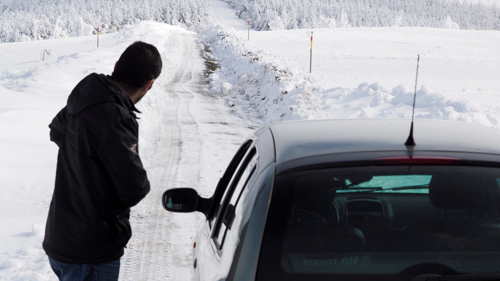 El tráfico ferroviario entre Asturias y León continúa suspendido por la acumulación de nieve