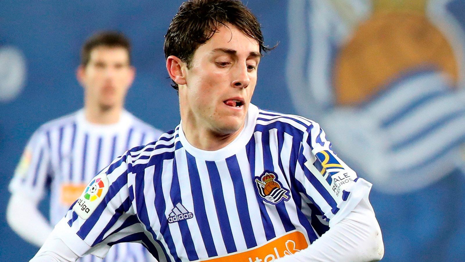Uno de los jugadores más deseados de la Real es Álvaro Odriozola, que ha vuelto con TVE al colegio donde para él empezó todo.