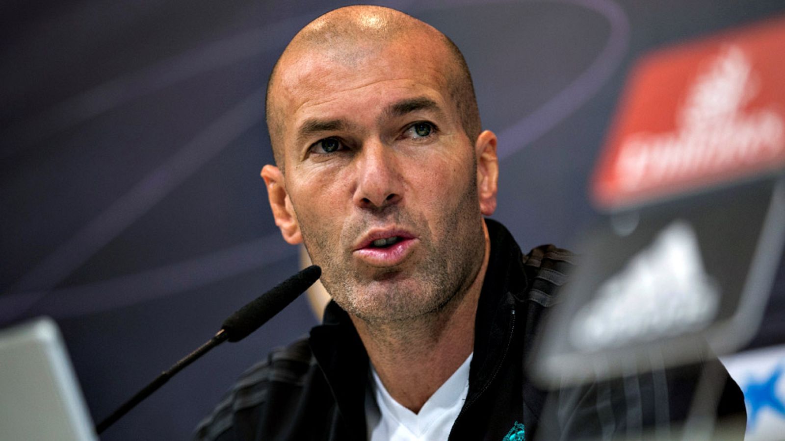El entrenador del Real Madid, Zinedine Zidane, ha reconocido que  todos pueden "aportar más" en su equipo y "Benzema el primero" para  mejorar el rendimiento en la parte final de la temporada, al tiempo  que ha aclarado que es "mentira" que haya pues