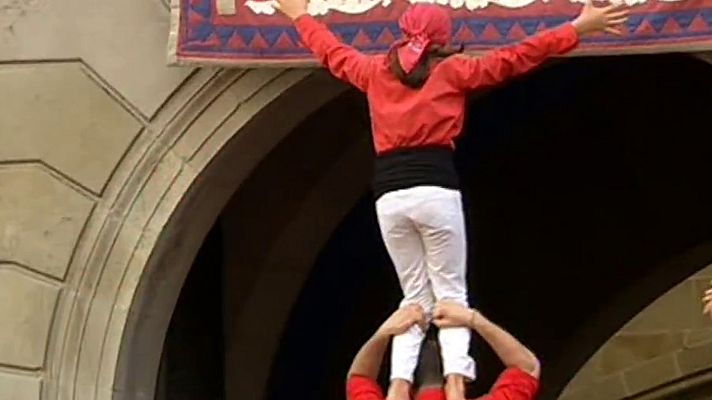 Telediario 1 - Susto durante la jornada castellera de Santa Eulalia al caer una niña que coronaba un pilar