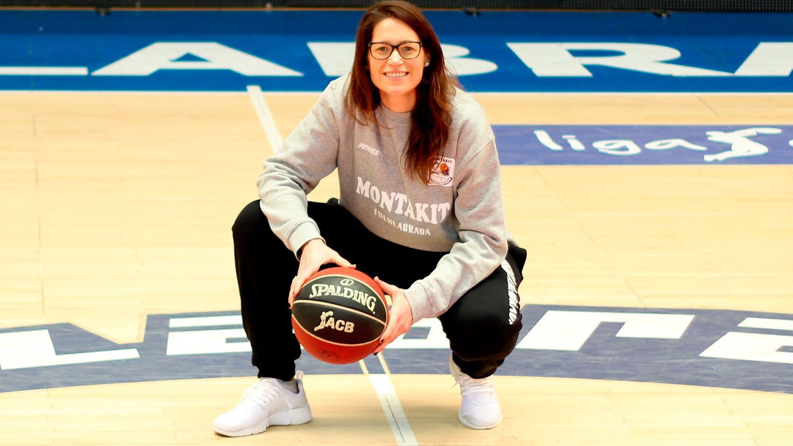Por primera vez en la historia del baloncesto español, una mujer ha ocupado oficialmente el banquillo de un equipo de la ACB. Lo ha hecho Anna Montañana, que ha debutado como entrenadora ayudante de Néstor García en el Montakit Fuenlabrada.