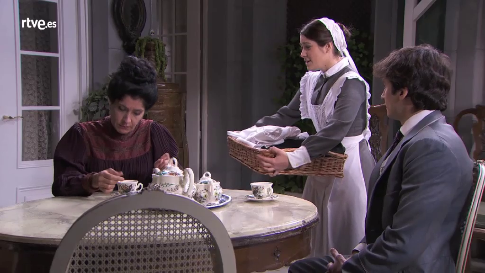 Acacias 38 - Casilda pide ayuda a Rosina para el concurso de gritos