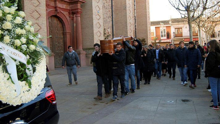 Telediario 1 - Multitudinario adiós al joven de Herencia (Ciudad Real) que murió por una brutal paliza