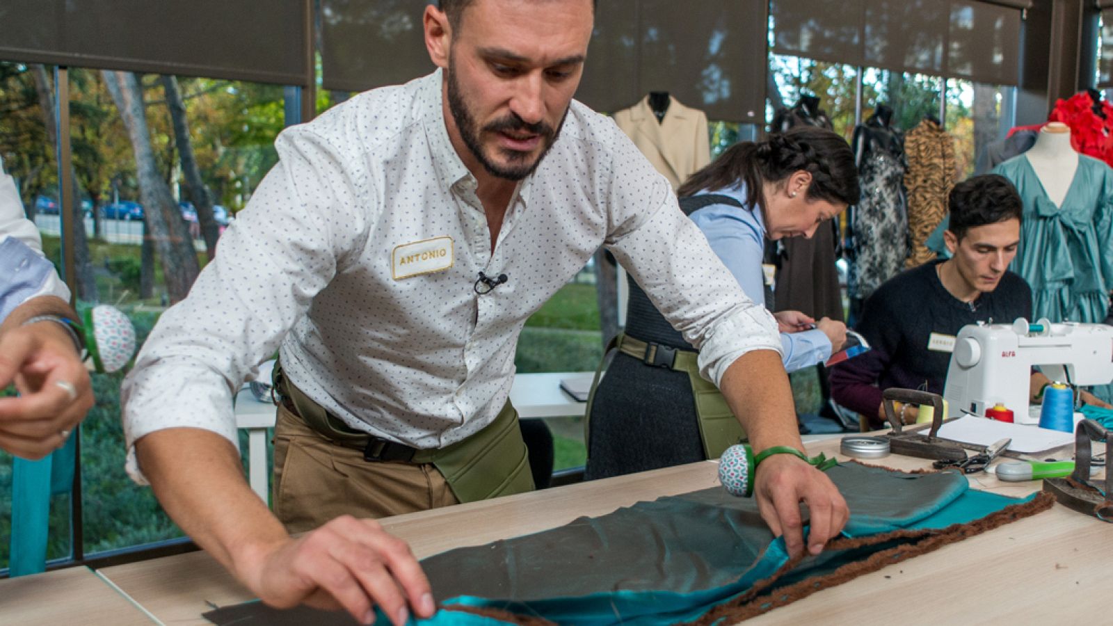 Maestros de la costura - Antonio manda a Alicia a coser y callar
