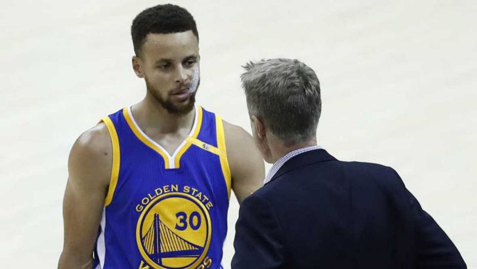 Los Warriors ganan con los jugadores haciendo también de entrenadores