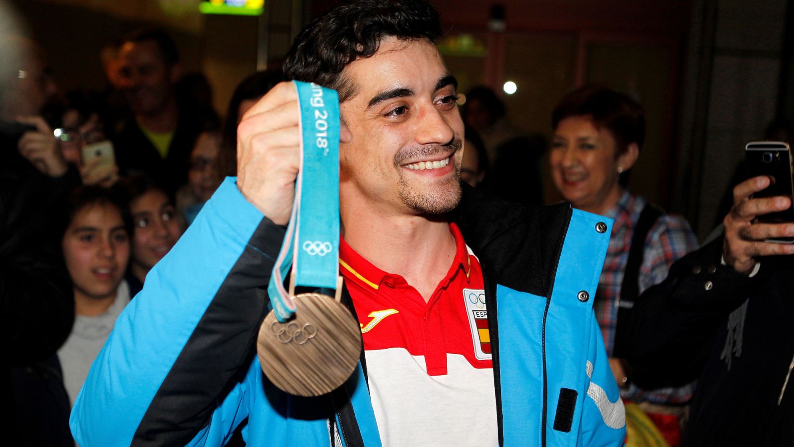 Javier Fernández recibe una calurosa bienvenida a su llegada a España | Ver