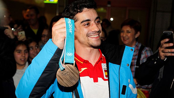 Telediario 1 - Javier Fernández recibe una calurosa bienvenida a su llegada a España