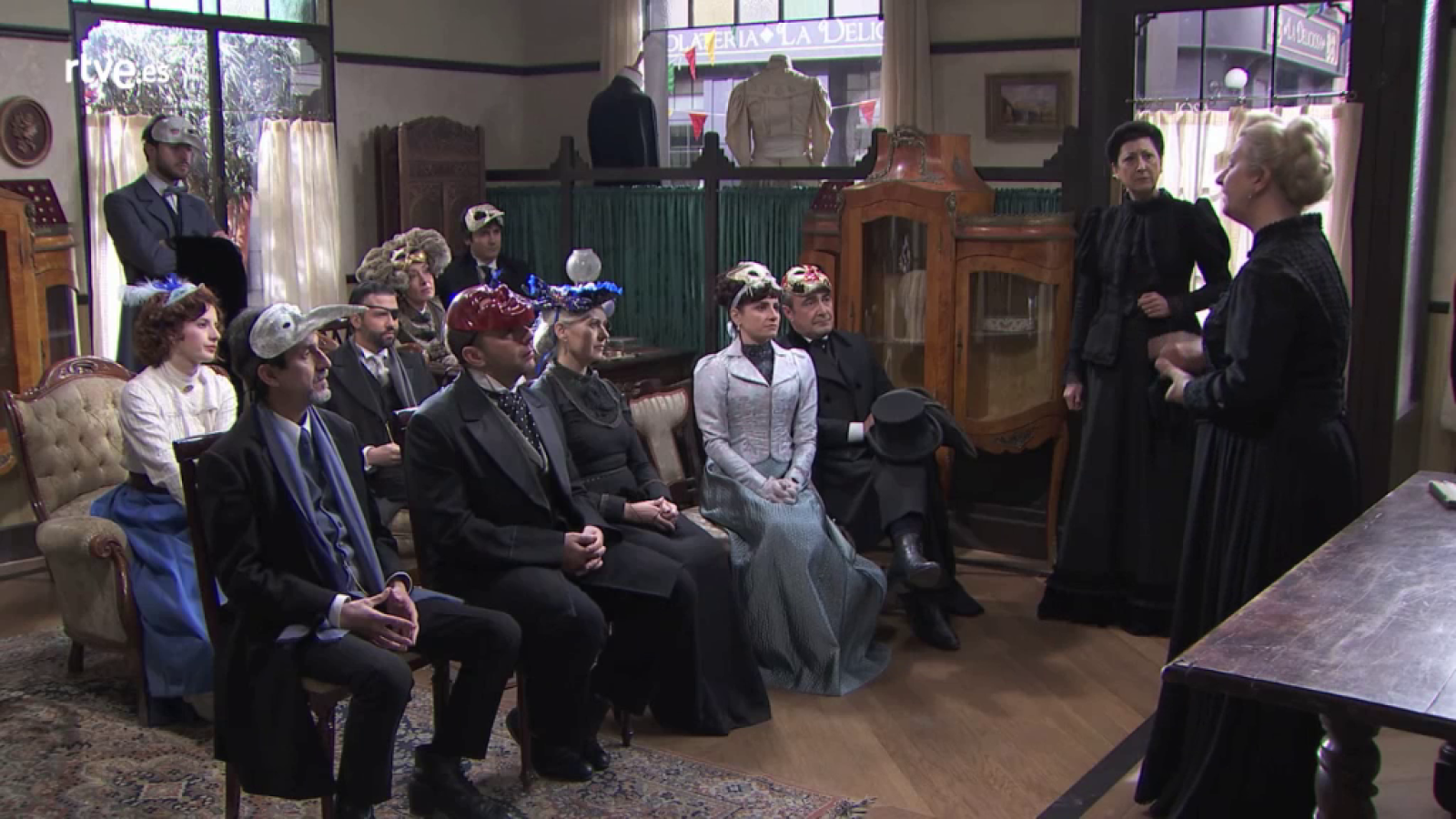 Acacias 38 - Los vecinos se reúnen para hablar de Íñigo y Flora