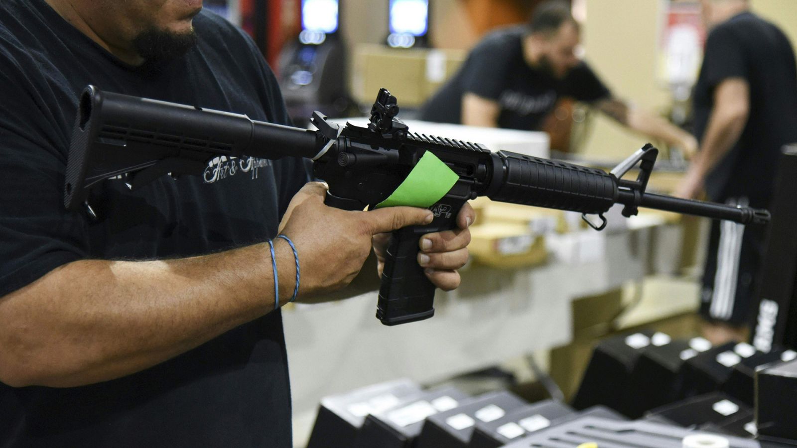 Se rifa fusil de asalto AR-15 para viaje escolar: EE.UU., entre la indignación y la afición a las armas | Ver