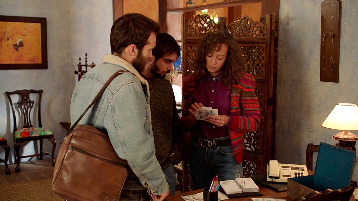 Cuéntame cómo pasó - Carlos decide cerrar el hotel