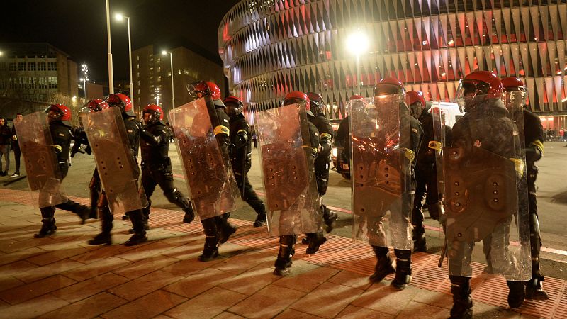 Cinco detenidos y un ertzaintza grave tras enfrentamientos entre radicales de Athletic y Spartak