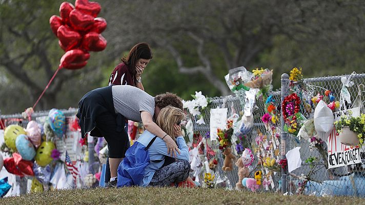 Telediario 1 - El policía que no detuvo la matanza de Parkland, suspendido