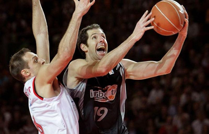 Iurbentia Bilbao 85-72 Tau Vitoria - Baloncesto en RTVE | Ver