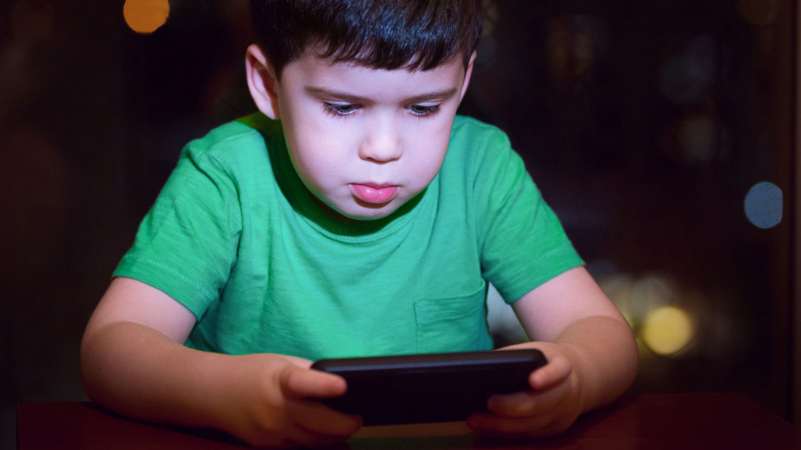 Enganchados al móvil desde los siete años