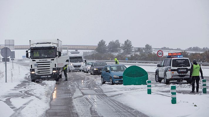 Telediario 1 - La nieve deja a miles de alumnos sin clase en el norte y el viento mantiene en alerta a Canarias