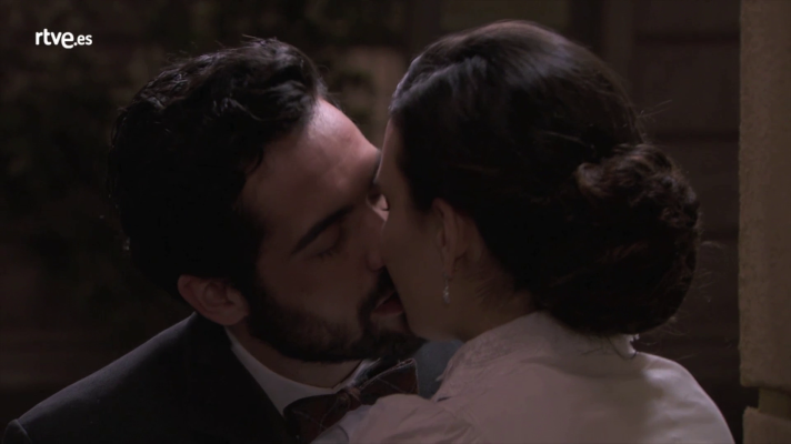 Acacias 38 - Íñigo besa a Leonor