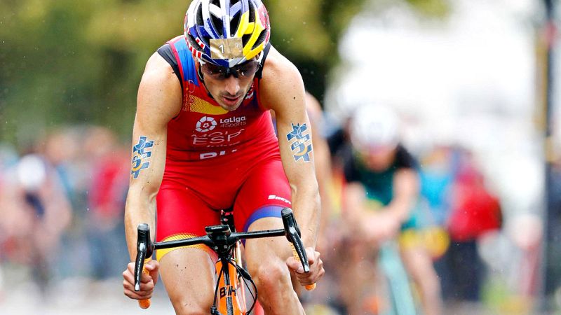 El español Mario Mola, vigente campeón de las Series Mundiales de triatlón, inició este viernes la defensa del título con un segundo puesto en la prueba disputada en Abu Dabi.