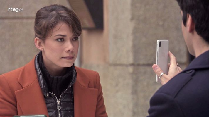 Servir y proteger - Alicia se entera de que Julio es su hermano