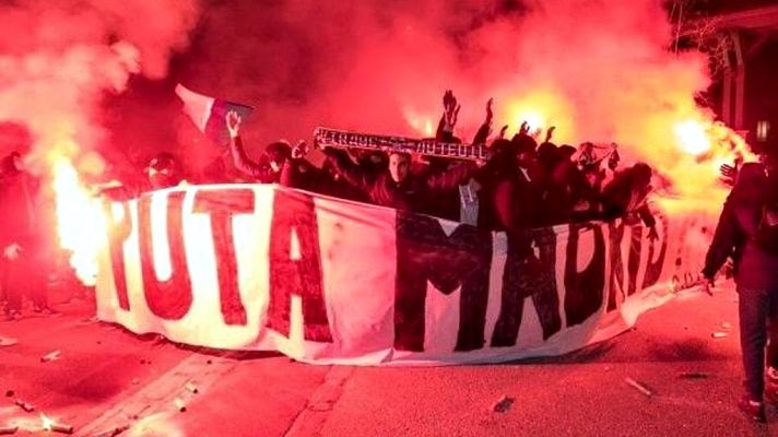 Telediario 1 - Los ultras del PSG rompen el descanso de los jugadores blancos