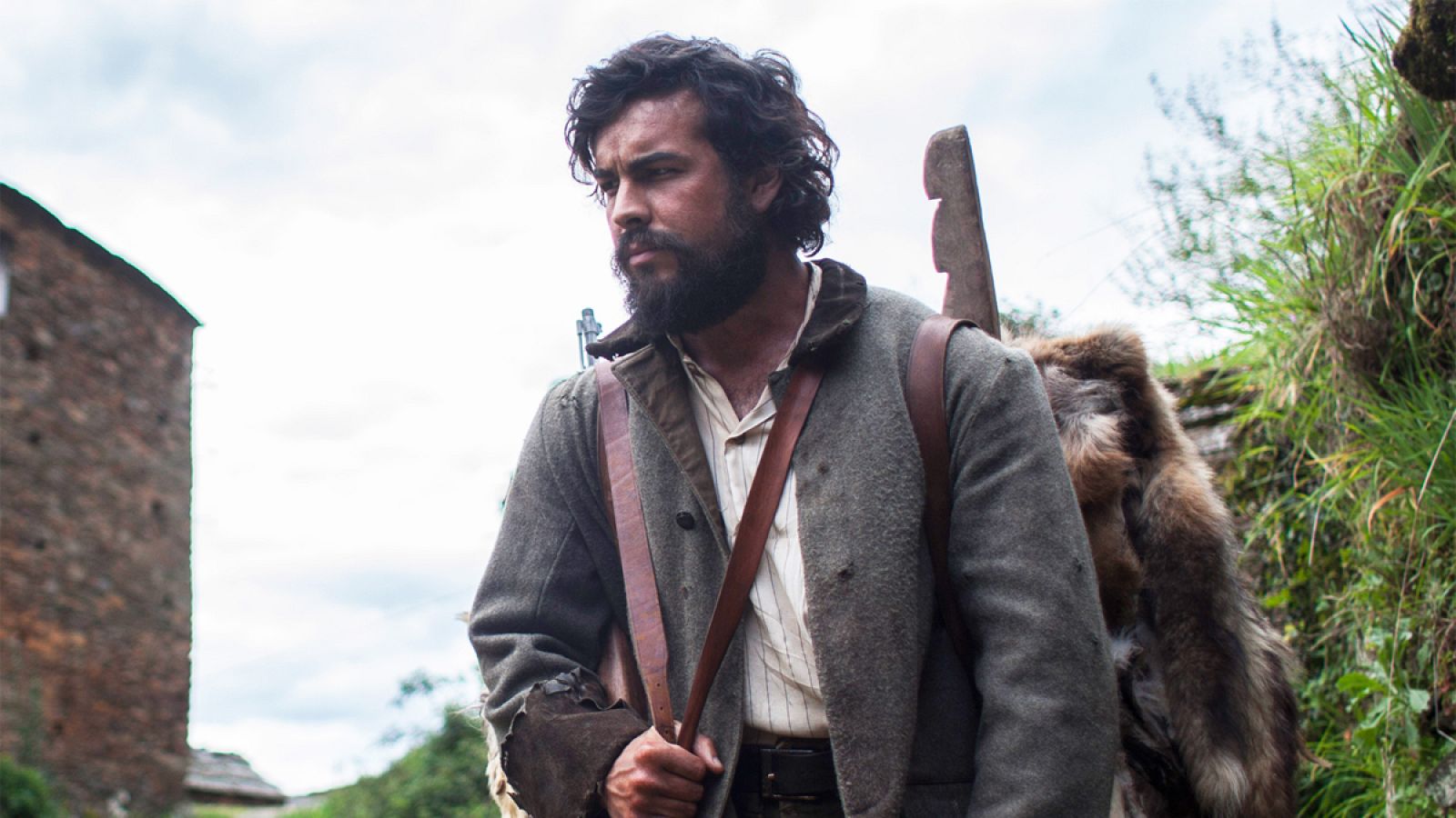 Mario Casas frente a la naturaleza en 'Bajo la piel del lobo' | Ver