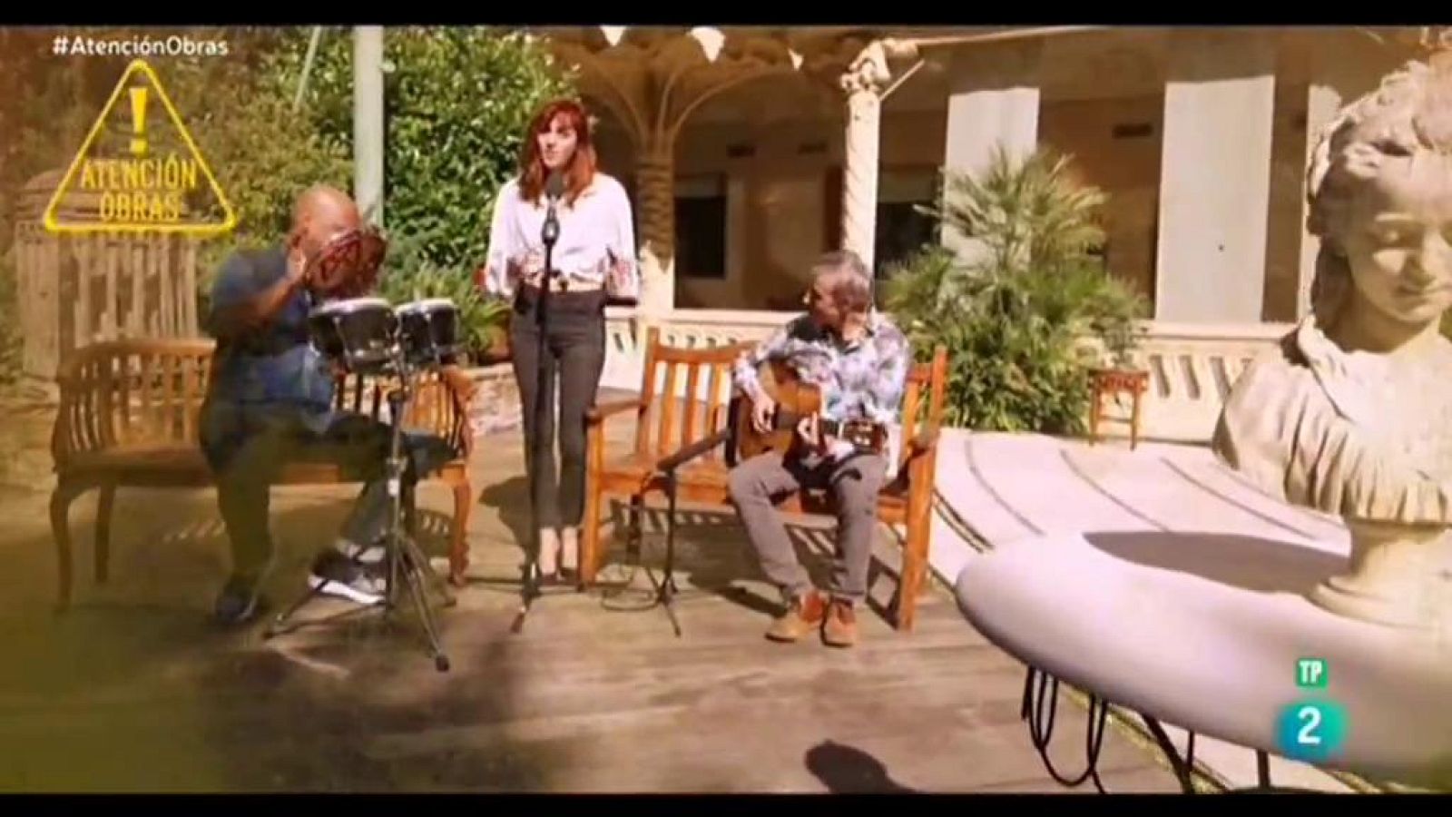 Atención obras - Sandra Bernardo canta "La vida se va"