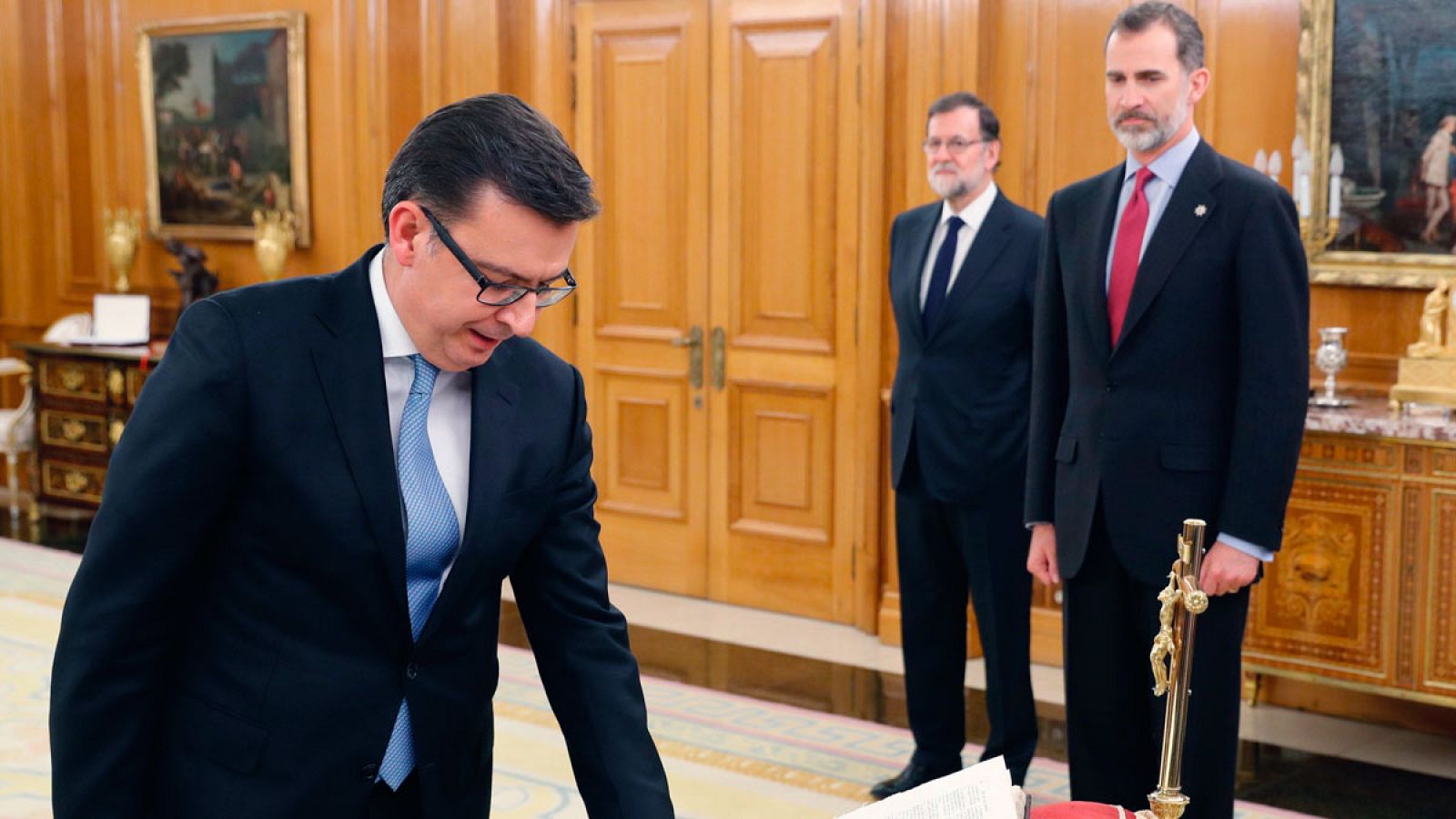 Escolano jura como ministro de Economía ante el rey en presencia de Rajoy